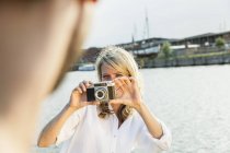 Германия, Любек, женщина, фотографирующая на берегу моря — стоковое фото