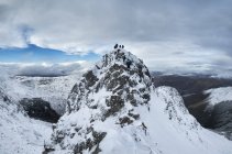 Scozia, Glencoe, Beinn a'Bheithir, alpinisti in inverno — Foto stock