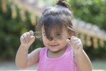 Портрет маленька дівчинка, граючи з піску — стокове фото