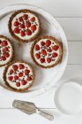 Wholemeal strawberry tartelets with white chocolate hemp sauce — Stock Photo