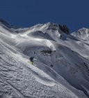 França, Queyras, Parque Natural, homem off-piste esqui nas montanhas — Fotografia de Stock
