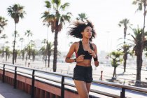 Frau joggt auf Straße — Stockfoto