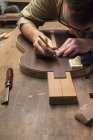 Geigenbauer fertigt in seiner Werkstatt eine spanische Gitarre — Stockfoto