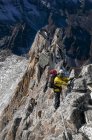 Nepal, Himalaya, Solo-Khumbu, ama dablam Südwestgrat, Bergsteiger erklimmt Klippe — Stockfoto