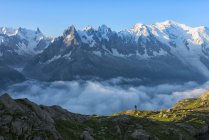 França, Mont Blanc, Lago Cheserys, caminhante em frente ao Monte Blanc ao nascer do sol — Fotografia de Stock