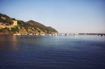 Italia, Liguria, Sestri Levante, costa con barche a vela al tramonto — Foto stock