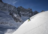 Francia, Isere, Les Deux Alps, Vallon de Selle, esquí fuera de pista en las montañas - foto de stock