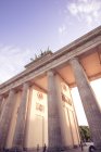 Германия, Берлин, Берлин-Митте, Бранденбургские ворота против неба — стоковое фото