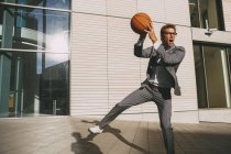 Uomo d'affari che gioca a basket — Foto stock