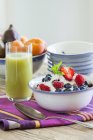 Colazione, muesli di frutta fresca e frullato verde — Foto stock
