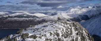 Escocia, Glencoe, Beinn a 'Bheithir. Montañismo en rocas nevadas - foto de stock