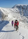 Mountaineers couple walking at Carn Mor Dearg, Ben Nevis, Scotland, United Kingdom — Stock Photo