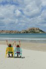 Korsika, Calvi, zwei Kinder im Strandkorb am Meer — Stockfoto