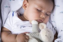 Retrato de menino adormecido com brinquedo macio — Fotografia de Stock