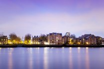 Houses at River Thames at blue hour, London, UK — Stock Photo