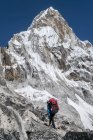 Nepal, Himalaya, Solo-Khumbu, Everest Region ama dablam, Bergsteiger wandern in den Bergen — Stockfoto