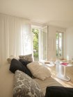 Sala de estar moderna en interiores - foto de stock