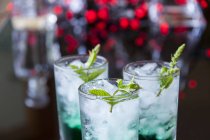 Cocktail con liquore alla menta in bicchieri — Foto stock