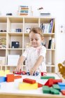 Retrato de niño jugando con coches de juguete - foto de stock
