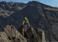 Inglaterra, Cumbria, distrito do lago, vale de Wasdale, grande frontão, alpinista — Fotografia de Stock