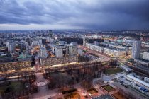 Polónia, Varsóvia, vista para o centro da cidade ao anoitecer — Fotografia de Stock