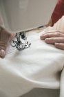 Женщина с помощью швейной машинки — стоковое фото