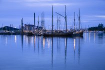 Finlandia, Helsinki, vista al puerto a la hora azul y barcos amarrados - foto de stock