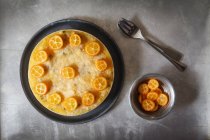 Torta al frutto della passione al mango decorata con fette di kumquat — Foto stock