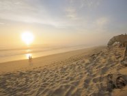 Frankreich, contis-plage, spaziergänger am strand bei goldenem sonnenuntergang — Stockfoto