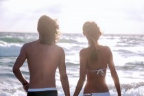 Paar steht vor dem Meer — Stockfoto
