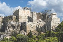 Grecia, Atenas, vista al Partenón en la colina durante el día - foto de stock