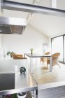 Offene Küche und Essbereich in einem Penthouse — Stockfoto
