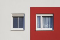 Перегляд червоно білих фасад декількох сімей будинку в денний час, Widdersdorf Кельн, Німеччина — стокове фото