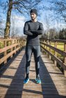 Spagna, Gijon, atleta in piedi sul ponte di legno — Foto stock