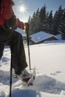 Австрія, Тіроль, місті Schwaz, жінка околицях в горах — стокове фото