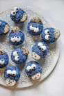 Cookie монстр кекси на тарілку — стокове фото