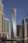 Emiratos Árabes Unidos, Dubai, vista a la Torre Cayan en Dubai Marina - foto de stock