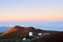 США, Гаваї, Великому острові, Мауна-Кеа, вид кратера і обсерваторії в ранкові сутінки — стокове фото