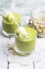 Bicchieri di Melone e spinaci frullato con anacardi — Foto stock