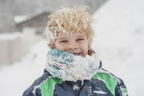 Niño feliz en invierno sin sombrero - foto de stock