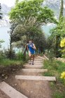 Donna che corre sulle scale — Foto stock