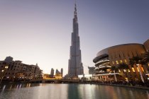 EAU, Dubaï, vue sur Burj Khalifa au crépuscule — Photo de stock