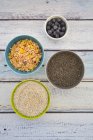 Bio-Chiasamen und geknallter Amaranth, Blaubeeren und glutenfreies Müsli in Schalen — Stockfoto