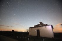 Edificio in un campo coltivato di notte sotto il cielo stellato, Provincia di Zamora, Spagna — Foto stock