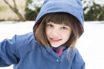 Ritratto di ragazza sorridente che indossa giacca con cappuccio in inverno — Foto stock