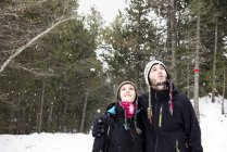 Взимку і дивлячись усміхнений пара стоячи в лісі — стокове фото
