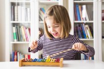 Retrato de niña feliz jugando xilófono - foto de stock