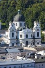 Austria, Salisburgo, paesaggio urbano con chiesa universitaria visto da Kapuzinerberg — Foto stock