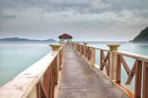 Malasia, Islas Perhentian, muelle de madera sobre el agua - foto de stock