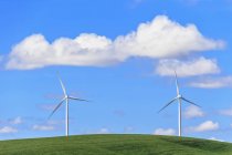 USA, Idaho, Palouse, turbine eoliche sul prato e nuvole nel cielo blu — Foto stock